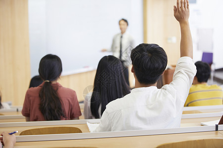 课堂上举手发言的大学生背景图片