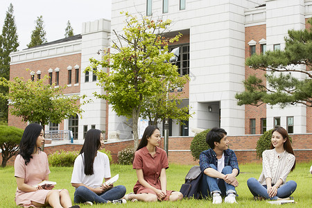 坐在户外草坪上休息的大学生们图片