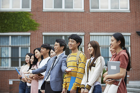 站在户外的教授和大学生图片