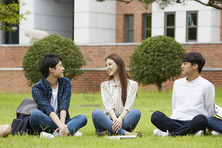 户外草坪上休息的大学生图片