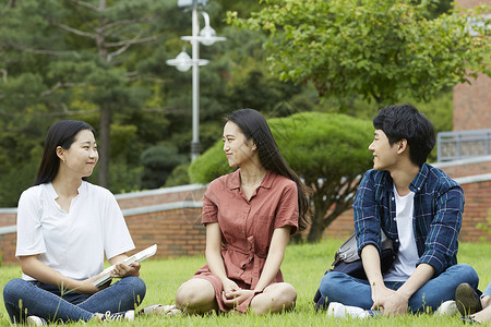 坐在户外放松的大学生图片