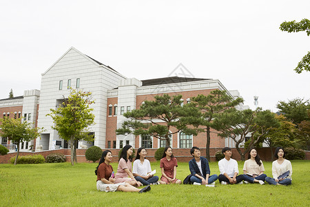 草坪上休息的大学生们图片