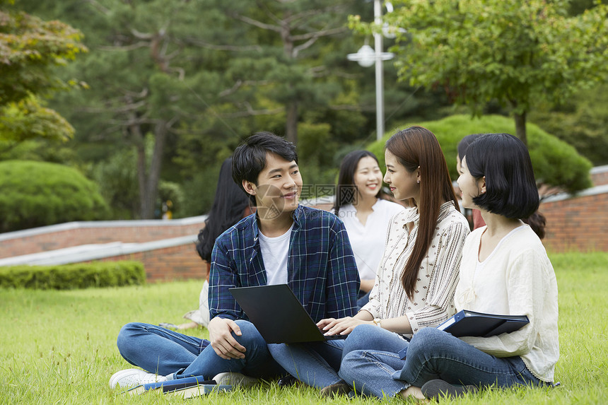 户外草坪上放松的大学生图片