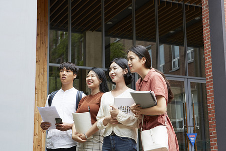 户外拿着文件的大学生图片