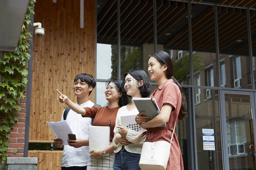 拿着文件微笑的青年大学生图片