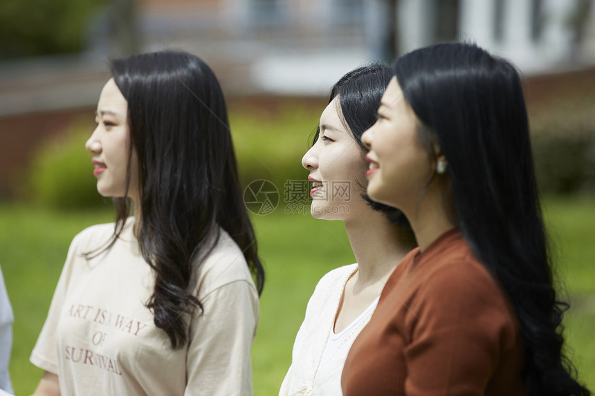 户外草坪上放松的大学生图片