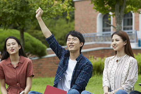 户外草坪上的青年大学生图片