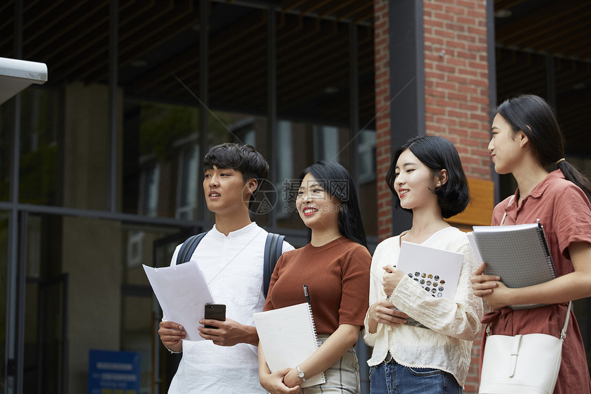 校园里拿着文件的大学生图片