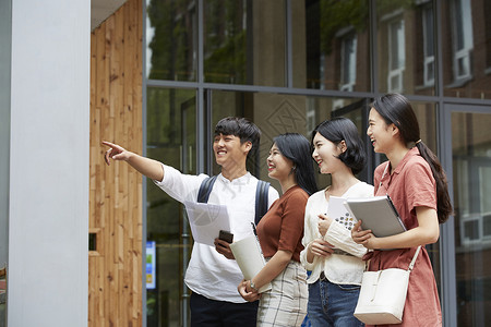 校园里欢笑的大学生图片