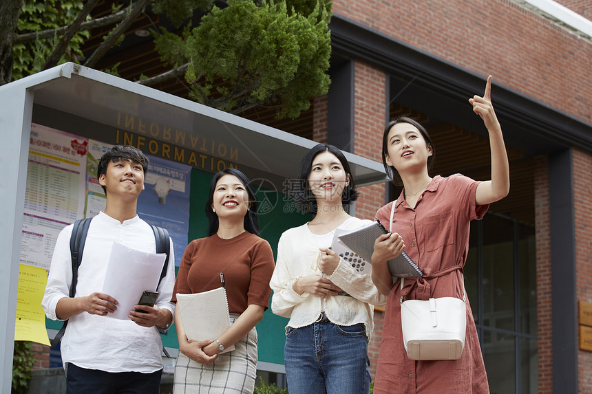 校园里的青年大学生图片