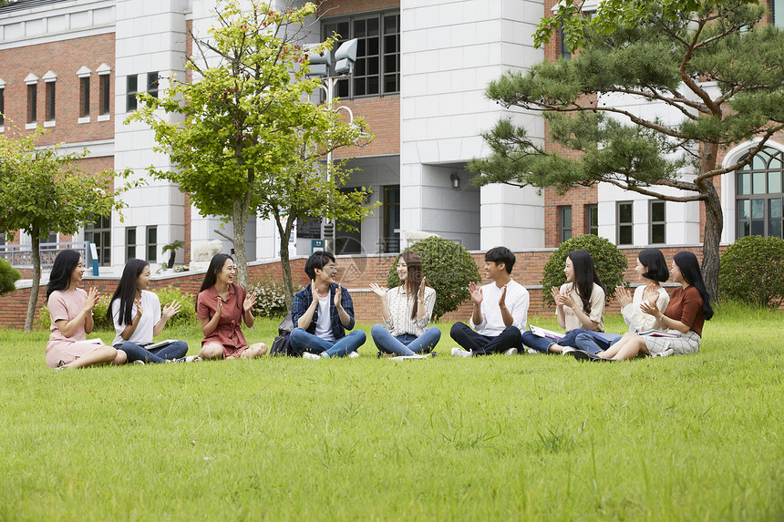 坐在校园草坪上的大学生图片