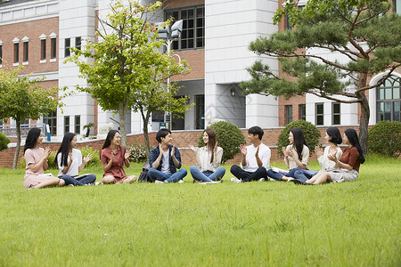 坐在校园草坪上的大学生图片