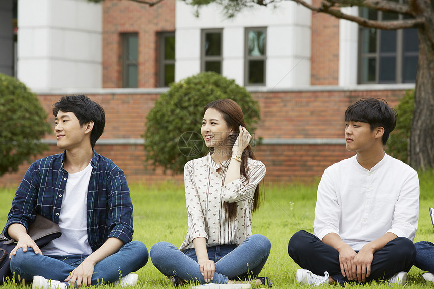 校园草坪上休息青年大学生图片