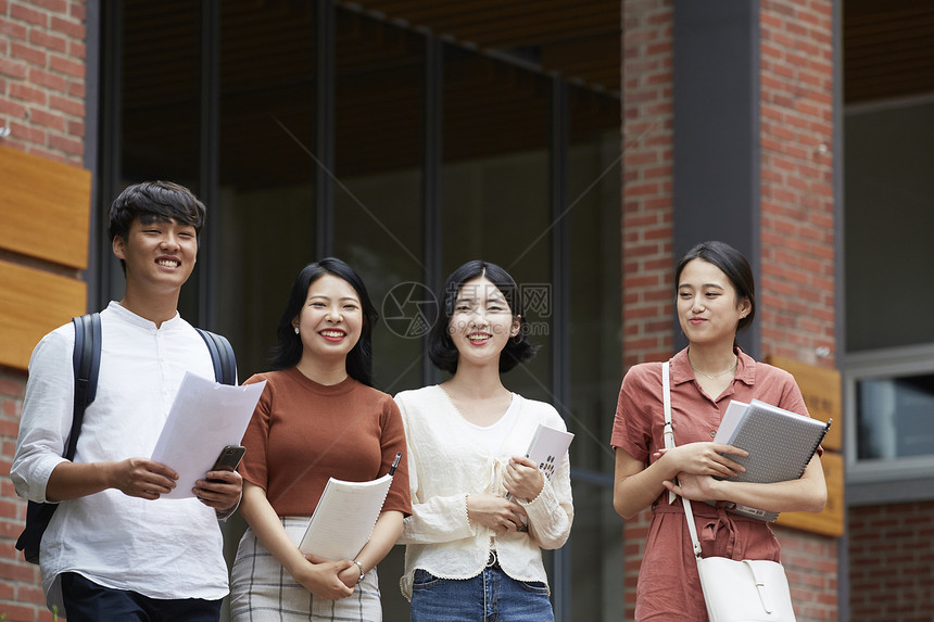 拿着书籍文件的青年大学生图片