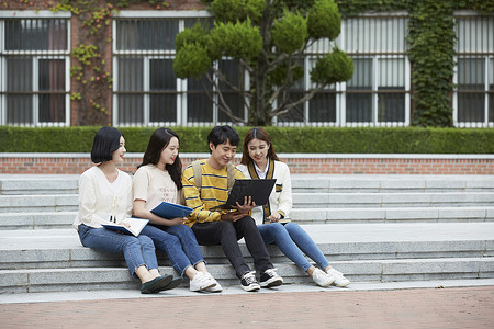 青年大学生做在台阶上看笔记本电脑图片