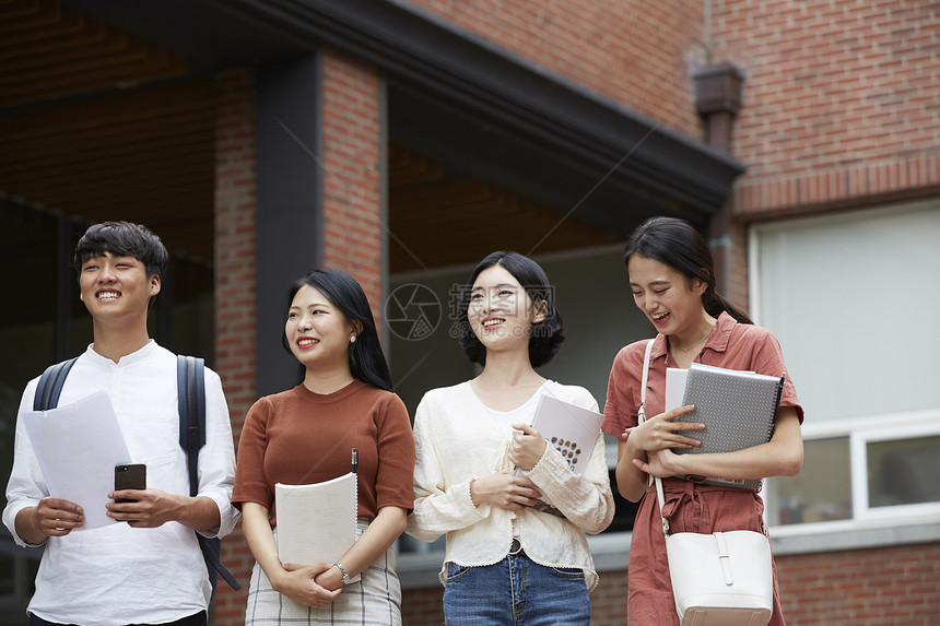 校园里开心的大学生图片