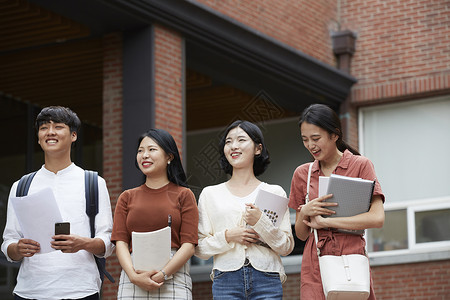 校园里开心的大学生图片