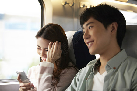 火车上的年轻情侣图片