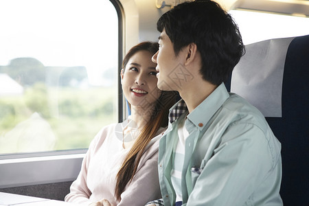 坐在火车上的青年情侣图片
