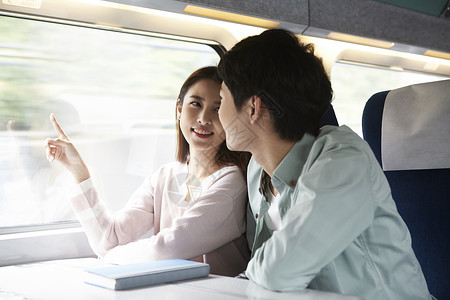 火车上看向窗外风景的情侣图片
