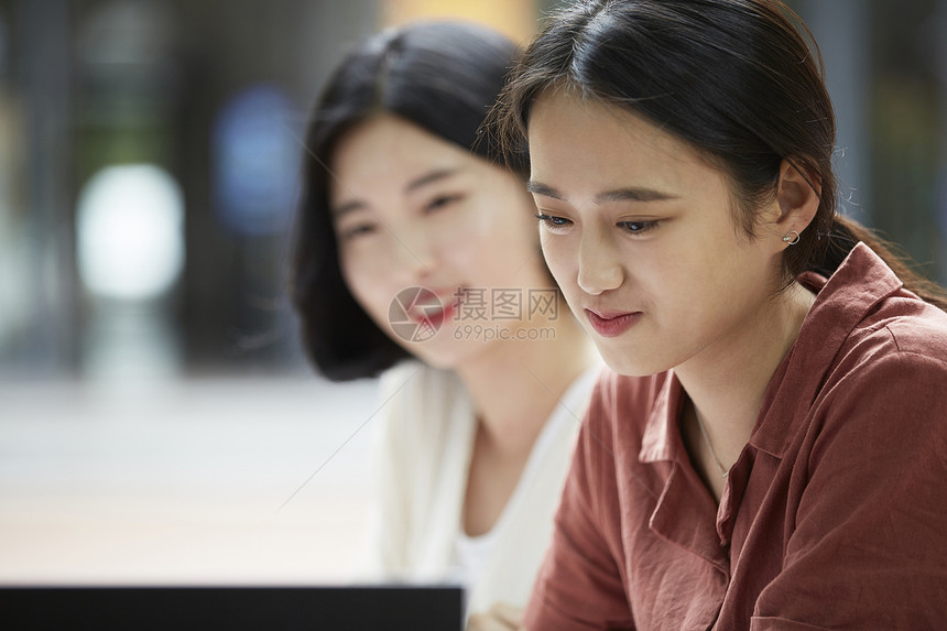 微笑的年轻女子图片