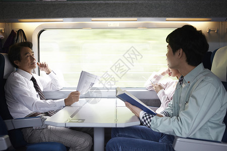 火车上的乘客图片