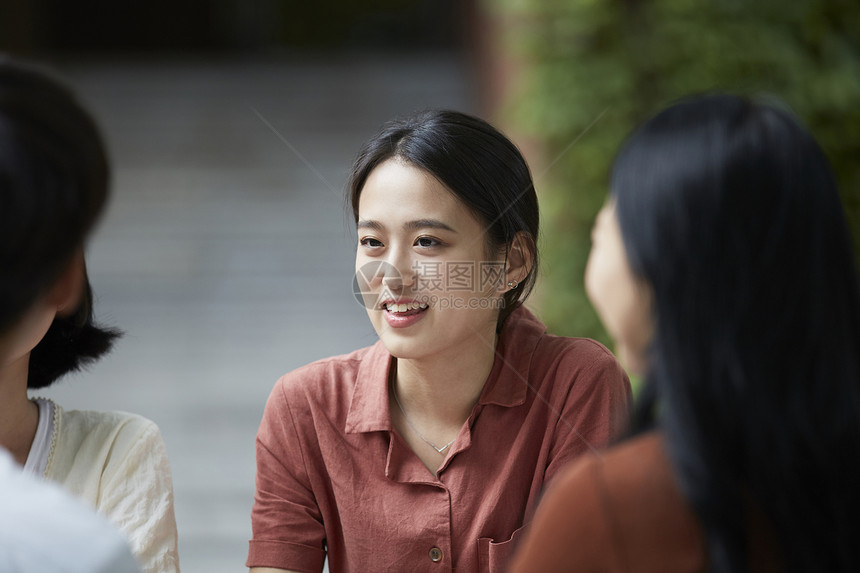 微笑的年轻女子图片