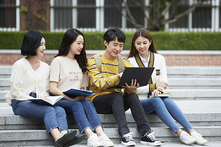 坐在台阶上看电脑的大学生图片