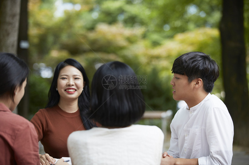 聚在公园里的青年男女图片