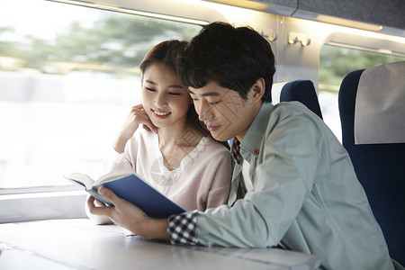 火车上看书的情侣背景图片