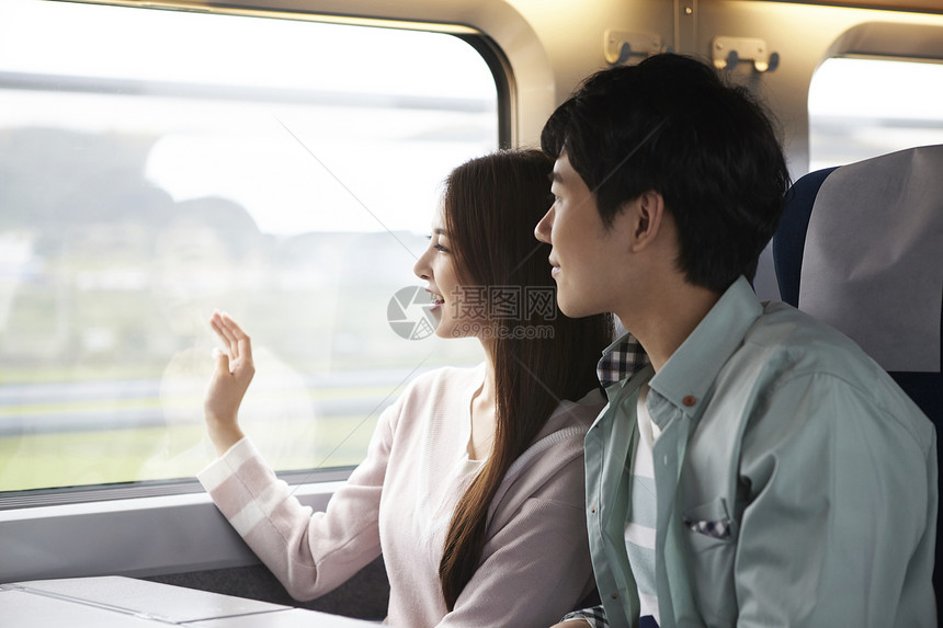 火车上看向窗外的青年情侣图片