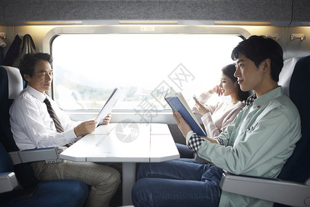 乘坐火车的乘客图片