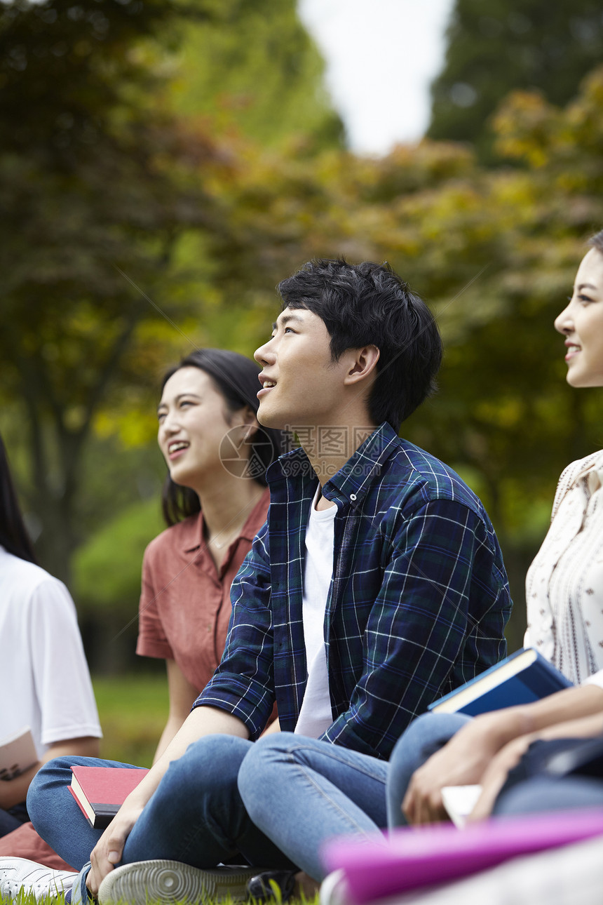 坐在草坪上的大学生图片