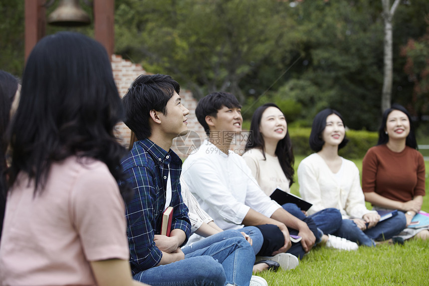 户外草坪上的大学生图片