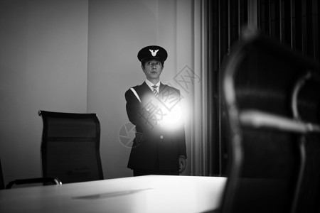 单色人物男在夜间巡逻的保安图片