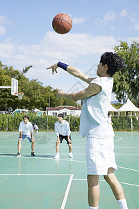 男青年打篮球投篮背景图片