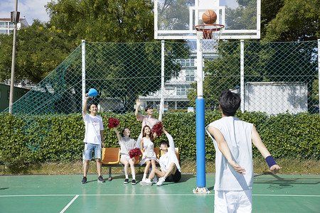 男青年打篮球投篮图片
