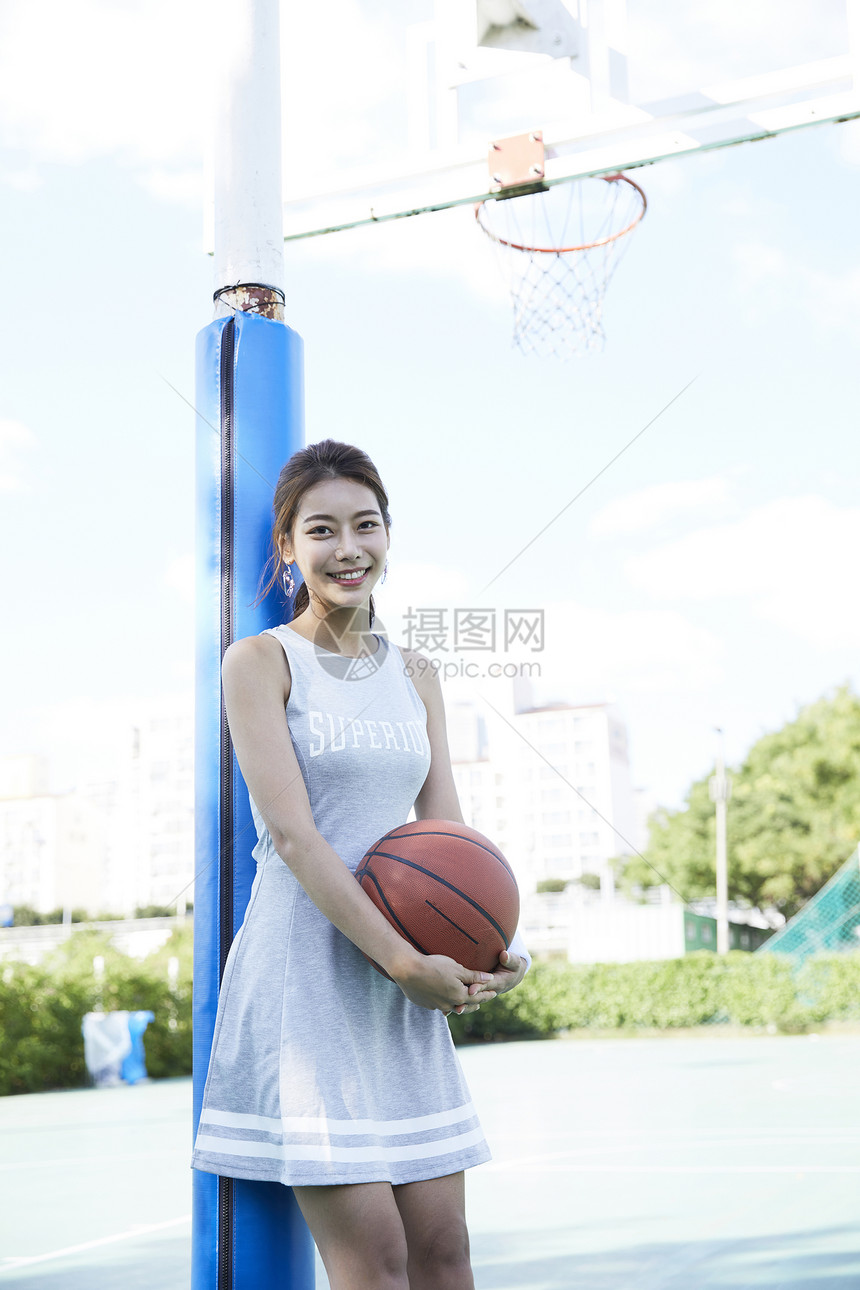 年轻女子抱着篮球图片