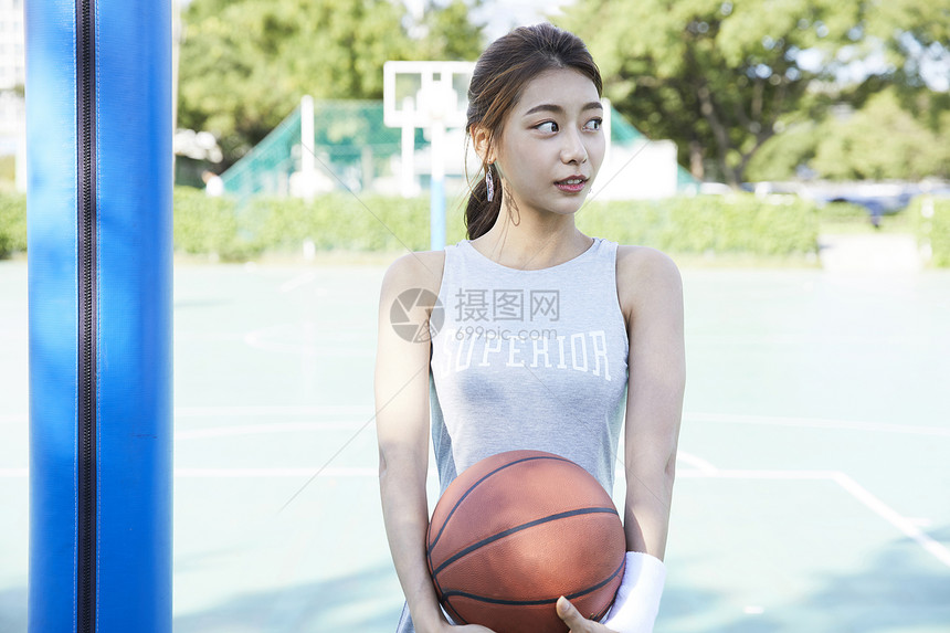 年轻女子抱着篮球图片
