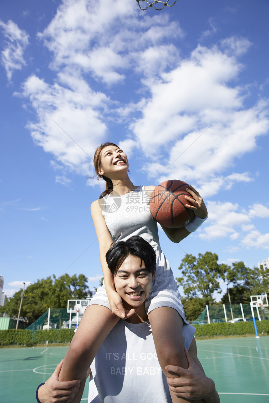 快乐笑年轻女子运动篮球图片