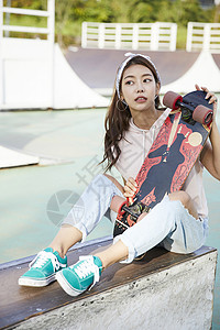 滑板女青年图片