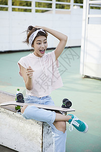 滑板女青年图片
