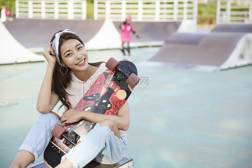 滑板女孩图片