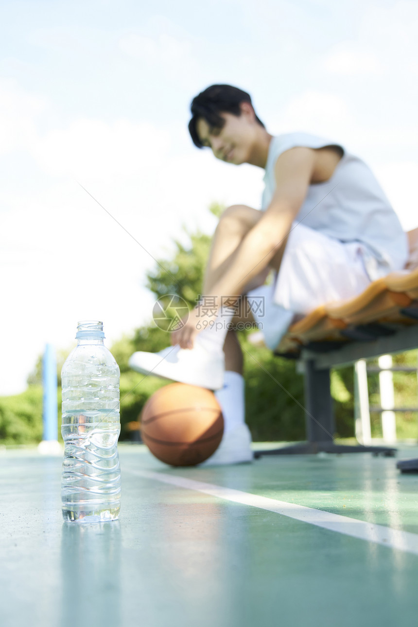 休息坐青年年轻人运动篮球图片