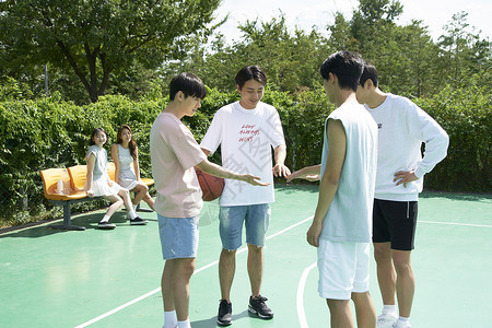 年轻人一起打篮球图片