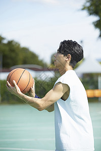 篮球场上的运动男青年运球图片