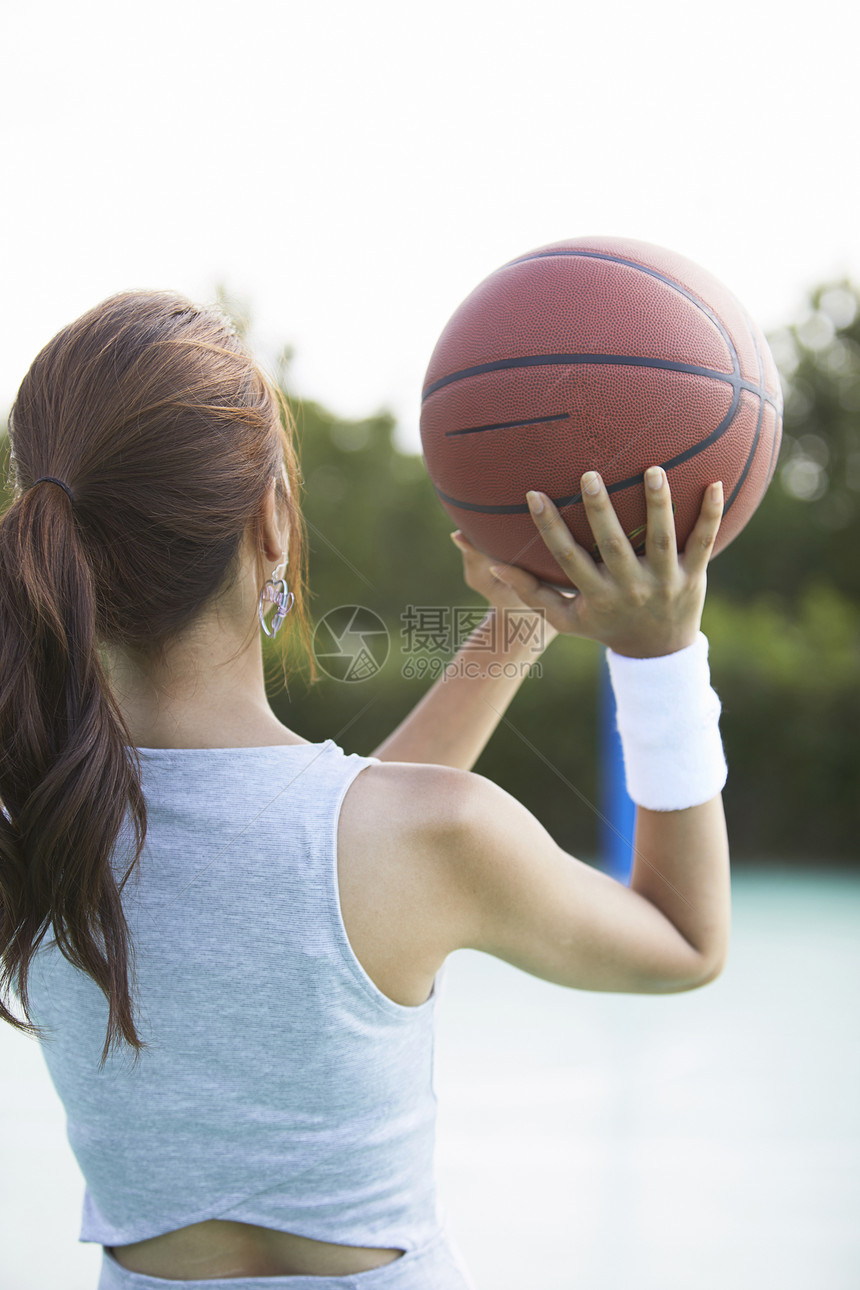 热爱篮球运动的年轻人图片