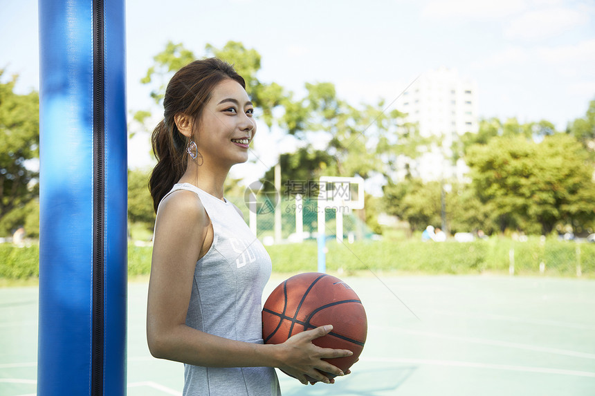 抱着篮球的年轻女孩图片