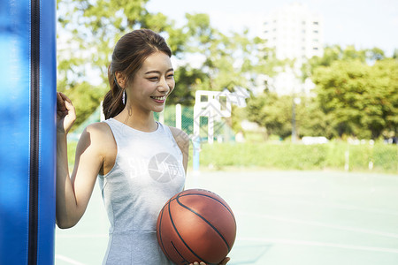 抱着篮球的年轻女孩图片