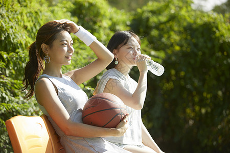 打篮球的女孩休息喝水图片